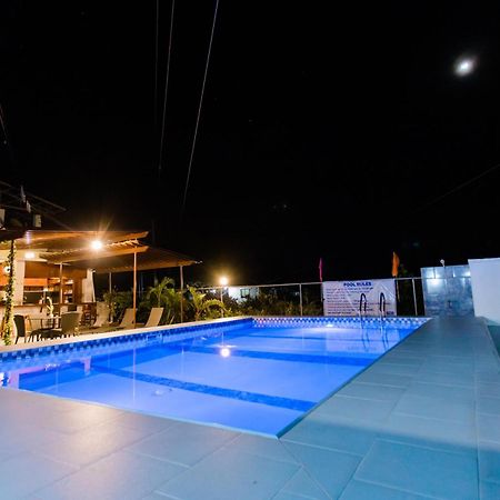 Bernis Hostel Moalboal Exterior foto