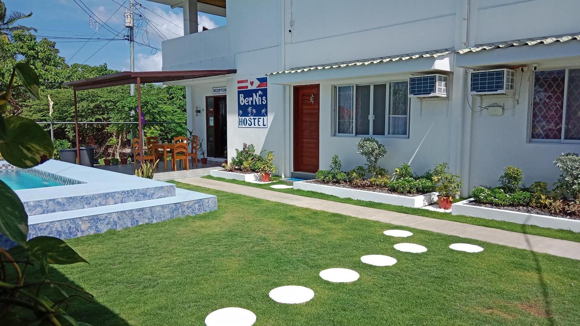 Bernis Hostel Moalboal Exterior foto